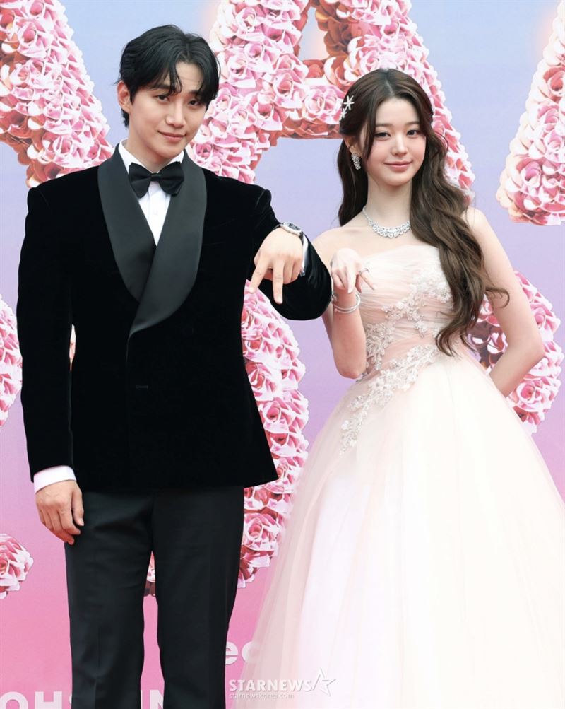 張員瑛（右）、李俊昊（左）聯手主持AAA。（圖／starnews提供）