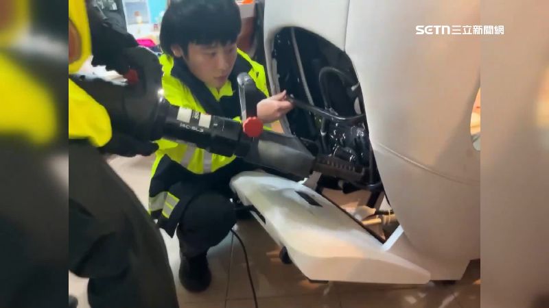 消防人員小心拆開按摩椅