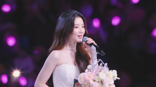 舒華中文喊「我是誰」5萬人齊喊滿意笑了