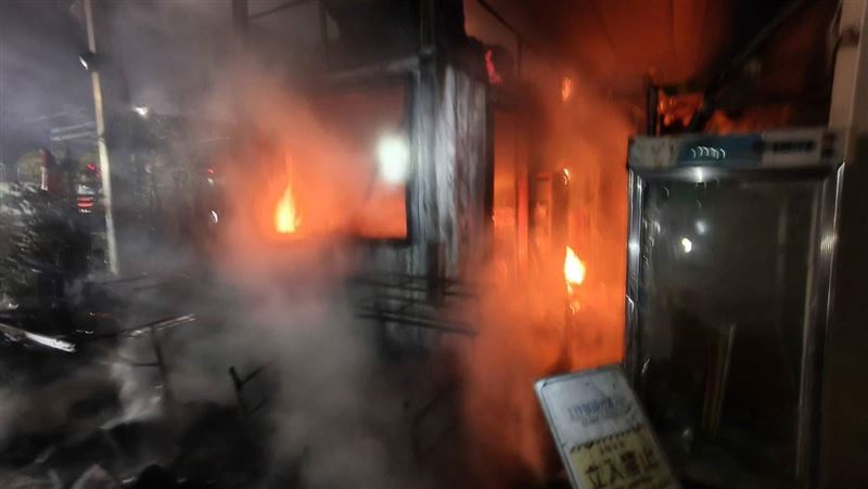 新/彰化田尾園藝貨櫃屋大火!夜空被照亮