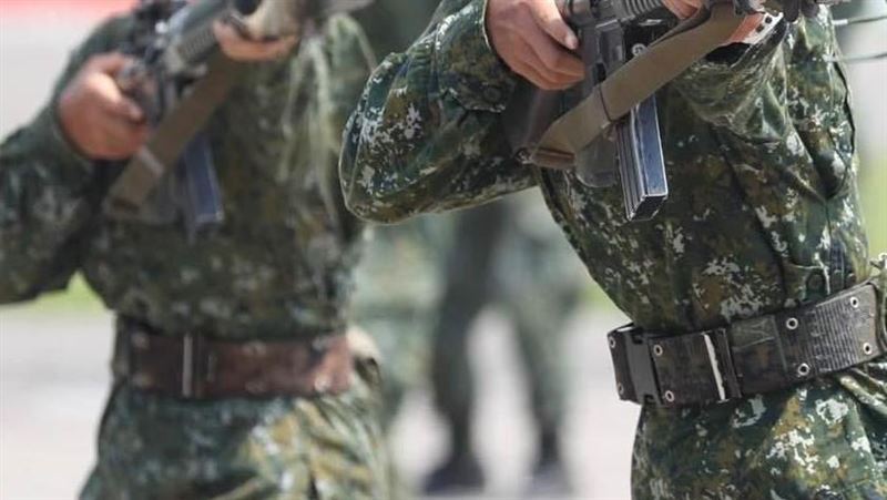 女士官營區激戰換錢 他撤職怨:1.5K一堆