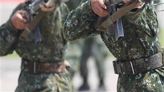 女士官營區激戰換錢　他撤職怨：1.5K一堆