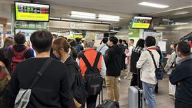 台鐵公司今日公告，受電力設備故障影響，目前桃園至中壢間西正線電車線無電，許多旅客也因誤點擠在車站入口、月台邊。（圖／記者簡浩正攝影）