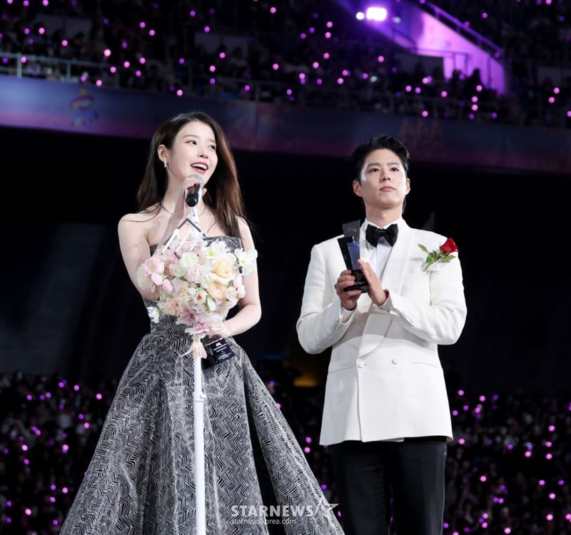 IU與朴寶劍拿下Best Couple(最佳情侶)獎。(圖/STARNEWS提供)