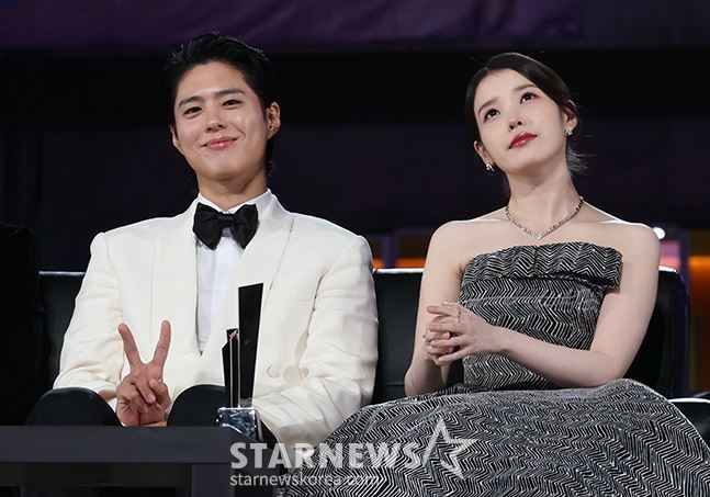 IU與朴寶劍拿下Best Couple(最佳情侶)獎。(圖/STARNEWS提供)