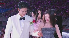 朴寶劍攙扶IU上台領獎。（圖／STARNEWS提供）