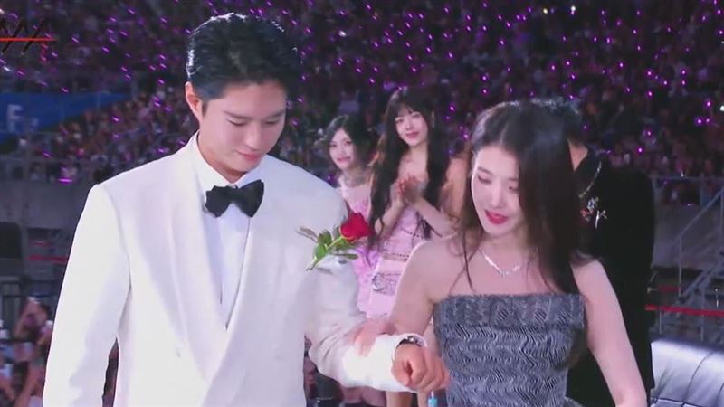 朴寶劍攙扶IU上台領獎。(圖/STARNEWS提供)