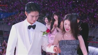 朴寶劍、IU奪最佳情侶獎　超甜互動掀暴動