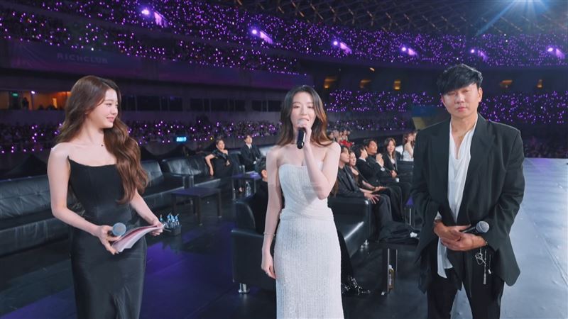 舒華在台上更重現《苦盡柑來遇見你》金宣虎的招牌撒嬌動作，讓IU笑了出來。（圖／STARNEWS提供）