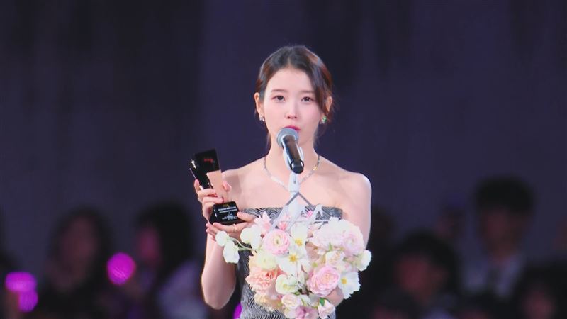 IU奪下 「傳奇女歌手獎」。（圖／starnews提供）