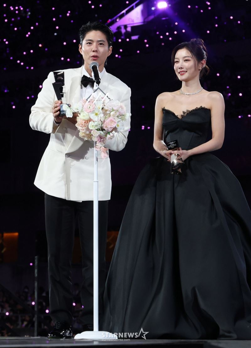 《雲畫的月光》組合，朴寶劍與金裕貞獲頒10週年傳奇CP獎。（圖／STARNEWS提供）