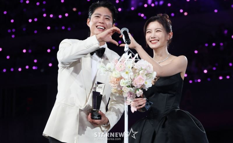 《雲畫的月光》組合，朴寶劍與金裕貞獲頒10週年傳奇CP獎。（圖／STARNEWS提供）