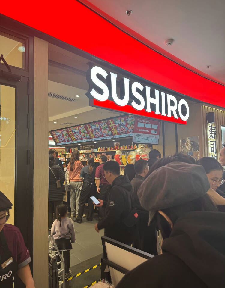不甩政府禁令？日本壽司郎在上海新開2家店，大排長龍要等14小時。（圖/翻攝自中國微博）
