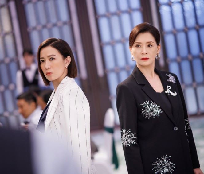 佘詩曼（左）因港劇《新聞女王2》再創事業高峰。（圖／翻攝自佘詩曼IG）