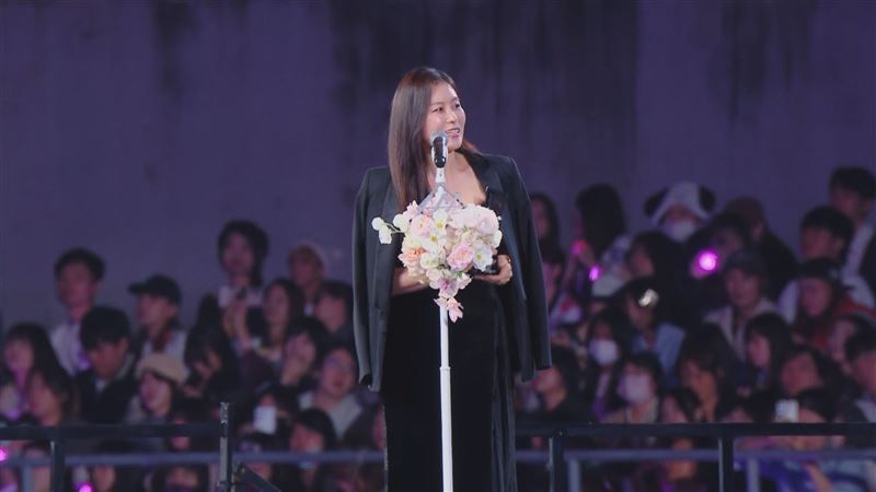 文素利在致詞時突然提到男團CORTIS，瞬間笑翻全場。（圖／STARNEWS提供）