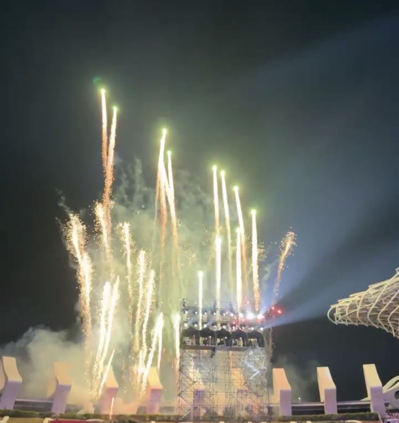 IU奪下年度最佳演員大獎，高雄為她煙火狂放一分鐘。（圖／讀者提供）