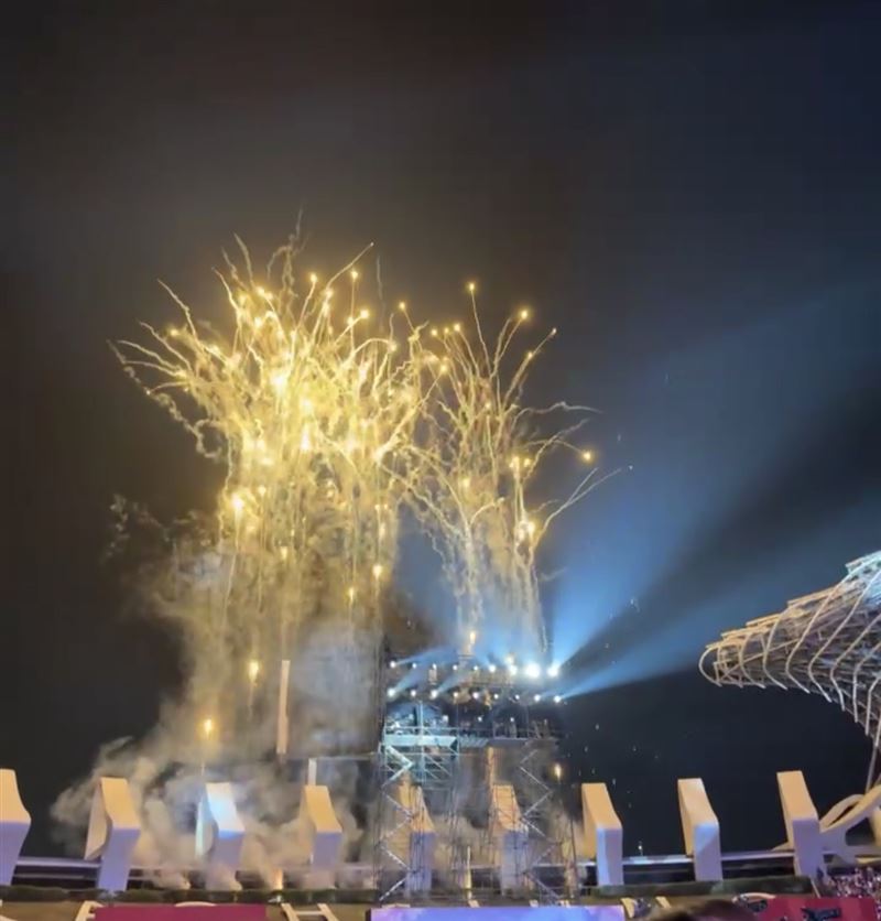 IU奪下年度最佳演員大獎，高雄為她煙火狂放一分鐘。（圖／讀者提供）