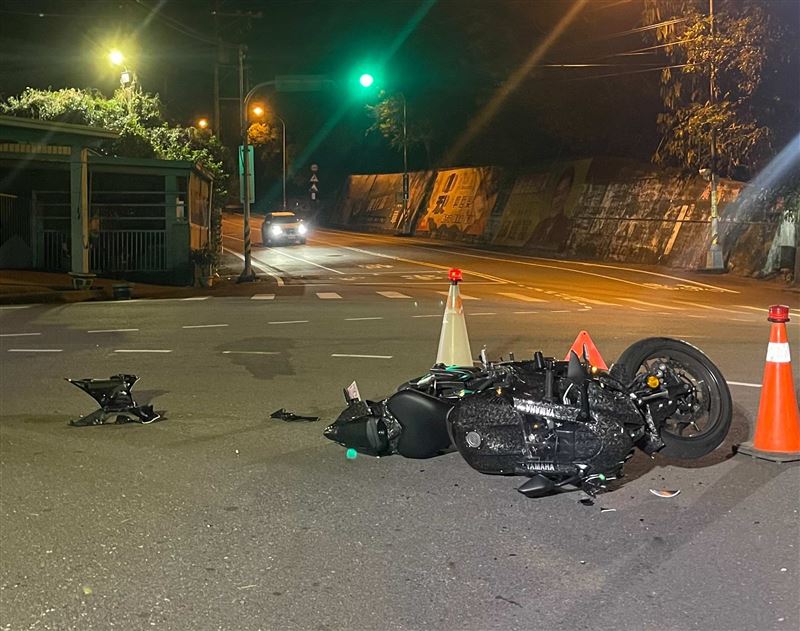 2車發生碰撞後,騎士慘摔倒地骨折送醫。(圖/翻攝畫面)