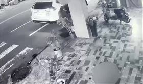 台南女警開違停紅單，竟遭失控民眾持斧頭砍傷，台南市警察之友會東區辦事處主任黃于珍女士慰問受傷女警。(圖/翻攝畫面)