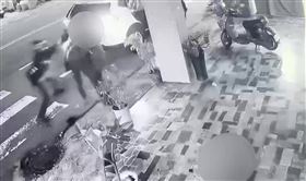 台南女警開違停紅單，竟遭失控民眾持斧頭砍傷，台南市警察之友會東區辦事處主任黃于珍女士慰問受傷女警。(圖/翻攝畫面)