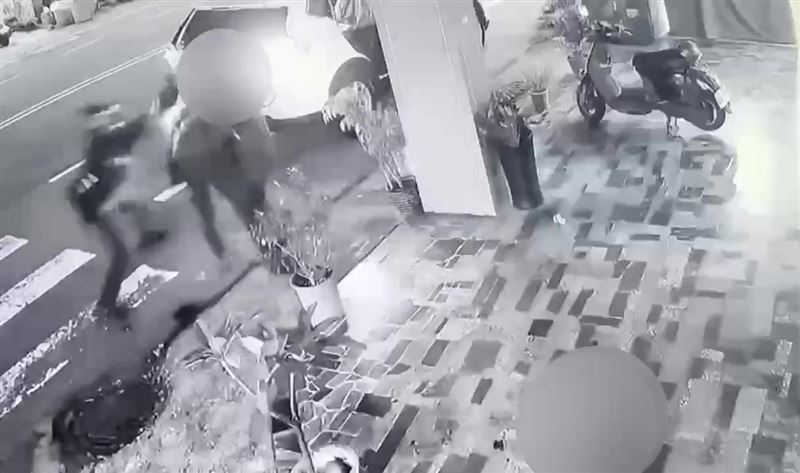 男警與持凶器的犯嫌搏鬥，負傷的女警也一起壓制嫌犯。(圖/翻攝畫面)