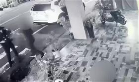 台南女警開違停紅單，竟遭失控民眾持斧頭砍傷，台南市警察之友會東區辦事處主任黃于珍女士慰問受傷女警。(圖/翻攝畫面)