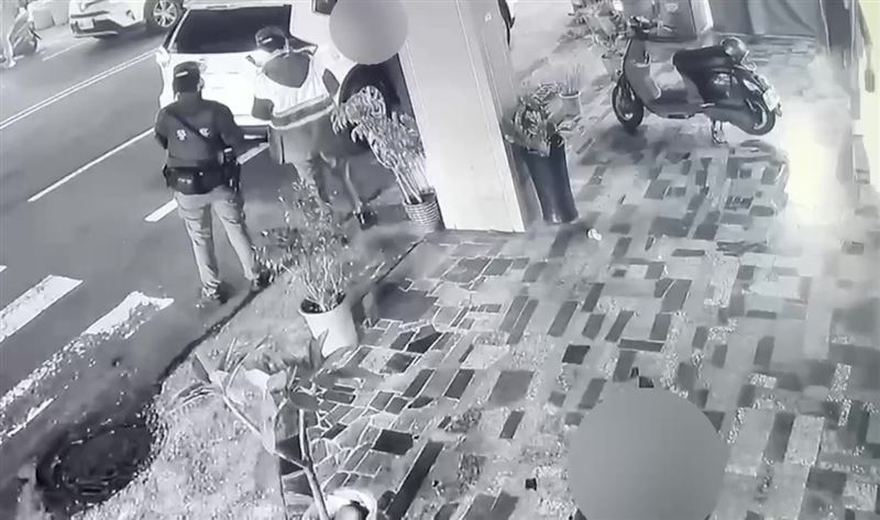 台南女警開違停紅單，竟遭失控民眾持斧頭砍傷，監視器畫面曝光。(圖/翻攝畫面)