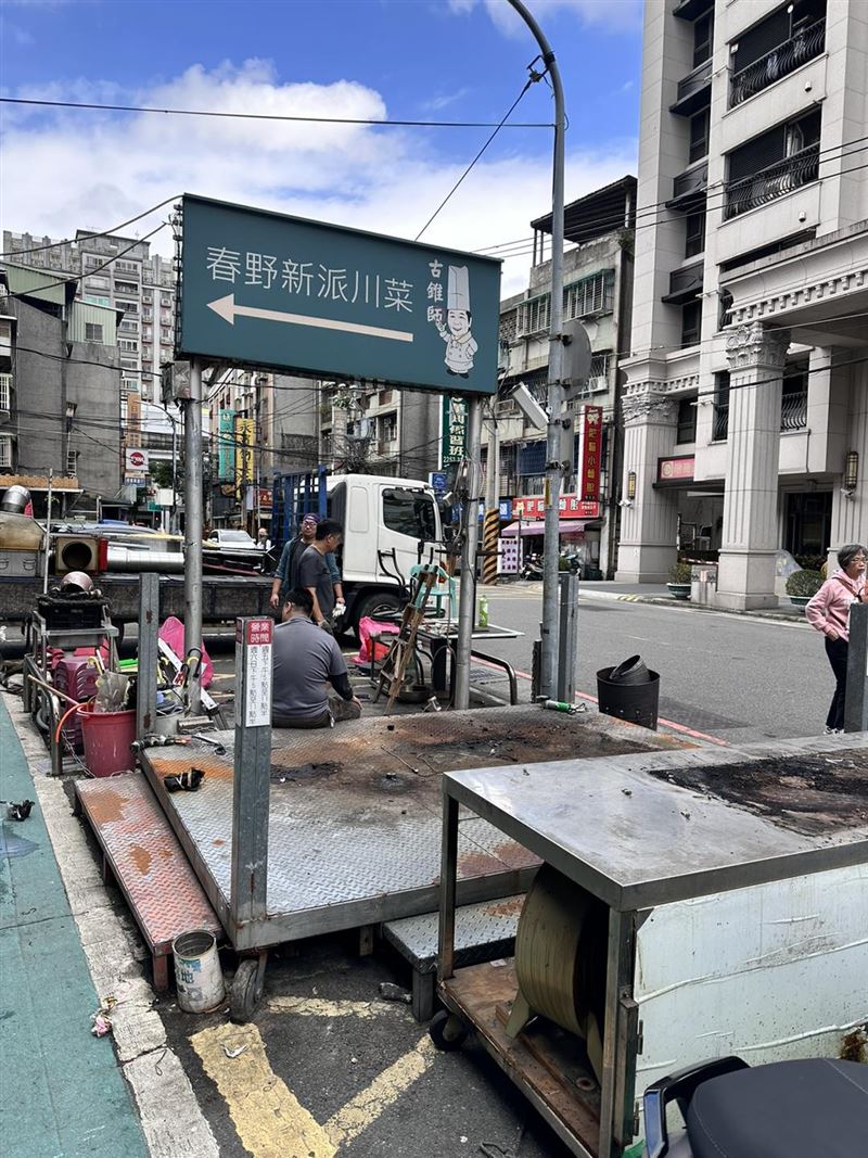 郭主義拆除女兒生前經營的烤肉攤。（圖／翻攝自郭主義臉書）