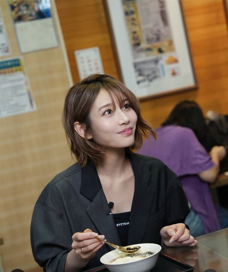 河北彩伽分享在台灣吃豆花的美照。(圖/翻攝自IG)