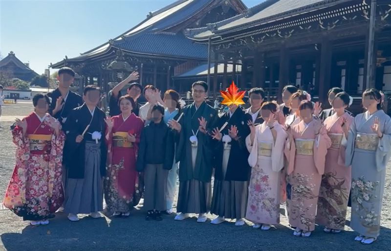 徐嶔煌曬出京都證婚畫面,資深媒體人邱明玉也到場祝福。(圖/翻攝徐嶔煌臉書)