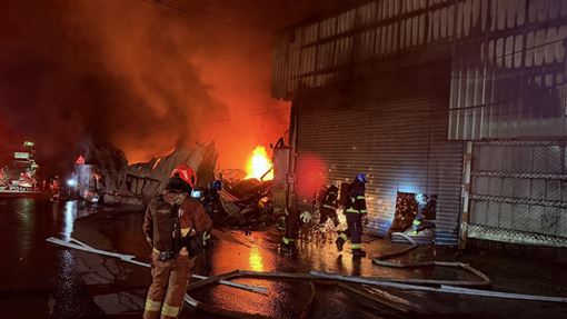 八里木工工廠凌晨大火！火勢延燒4間廠房