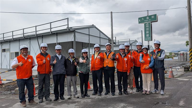 內政部長劉世芳6日赴花蓮視察馬太鞍堰塞屋溢流大馬村關心災後復原情形。（圖／內政部提供）