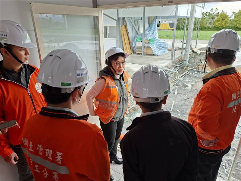 內政部長劉世芳6日赴花蓮視察馬太鞍堰塞屋溢流大馬村關心災後復原情形。（圖／內政部提供）