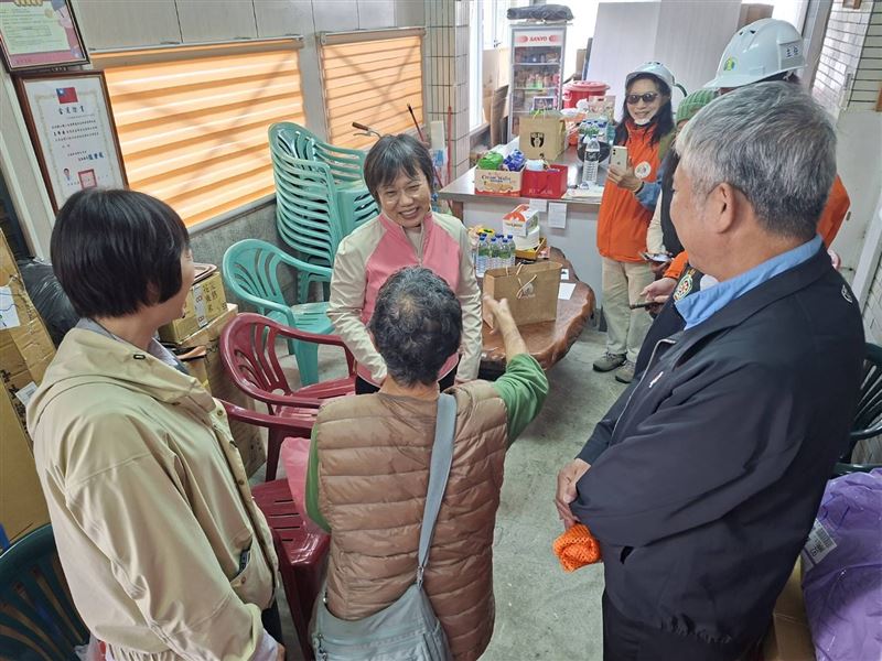 內政部長劉世芳6日赴花蓮視察馬太鞍堰塞屋溢流大馬村關心災後復原情形。（圖／內政部提供）