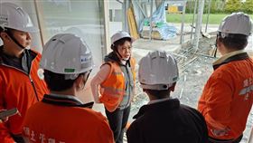 內政部長劉世芳6日赴花蓮視察馬太鞍堰塞屋溢流大馬村關心災後復原情形。（圖／內政部提供）