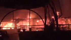 從網路流傳的印度夜店大火影片可見，低矮的建築冒出熊熊火光及濃煙（圖／翻攝自X平台 @KirkLubimov）