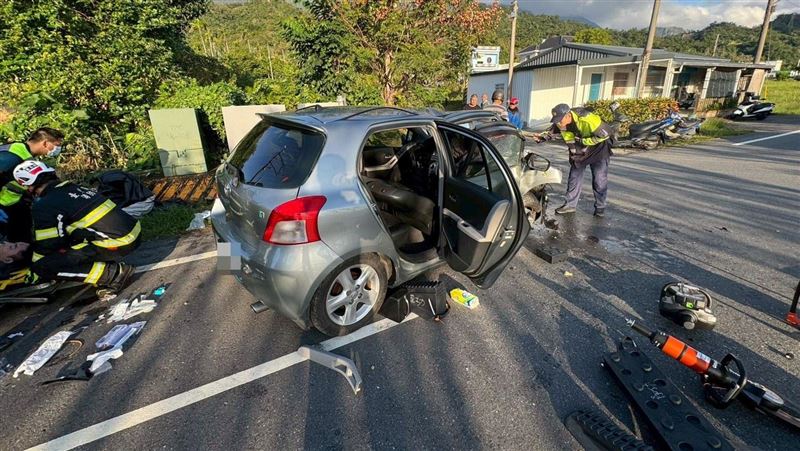 台東成功鎮今天早上發生嚴重車禍,一輛自小客自撞後車體嚴重變形,車內2人受困沒有呼吸心跳。(圖/翻攝畫面)