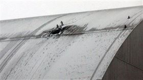 車諾比「新石棺」被炸了一個大洞，結構受損無法有效阻擋輻射外洩（圖／翻攝自X @United24media）