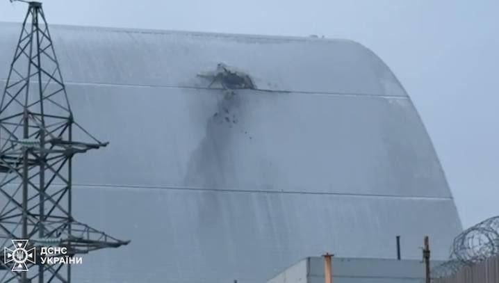 今年二月,一架無人機俗稱新石棺的在「新安全圍阻體」(New Safe Confinement)上炸出一個洞。(圖/翻攝自X @IuliiaMendel)