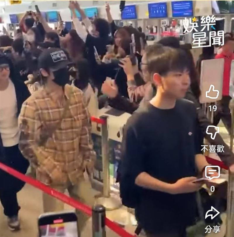 Stray Kids成員向粉絲揮手道別。(圖/翻攝自YT)