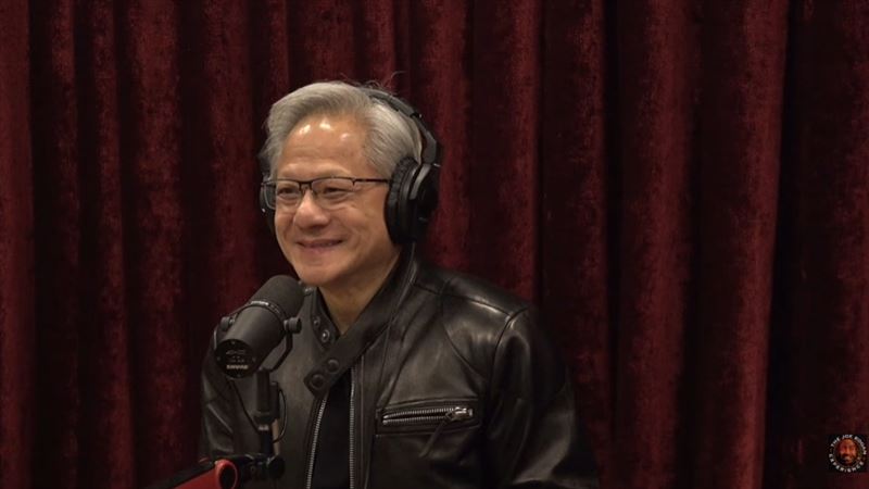 黃仁勳透露每週7天都在工作,直到現在仍維持凌晨4時起床,甚至起床時都有當年「公司剩30天就要倒閉的焦慮」。(圖/翻攝Youtube頻道《Joe Rogan Experience》)