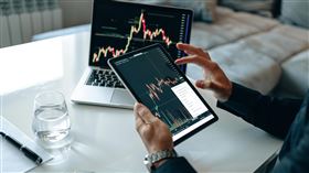 無論最終由GPU或TPU取得階段性領先，都將推動AI市場全面擴張，如同智慧型手機時代iOS與Android的競爭，最終促使整體需求更旺盛。（示意圖／PEXELS）