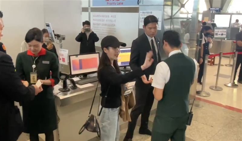 IU沒戴口罩,親切向粉絲揮手