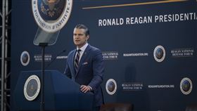 美國戰爭部長赫格塞斯（Pete Hegseth）6日出席雷根國防論壇（Reagan National Defense Forum）。（圖／翻攝自X平台 @SecWar）