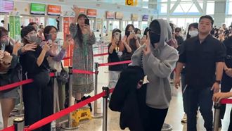 佐藤健「灰帽T仍帥翻」親切揮手粉絲暴動