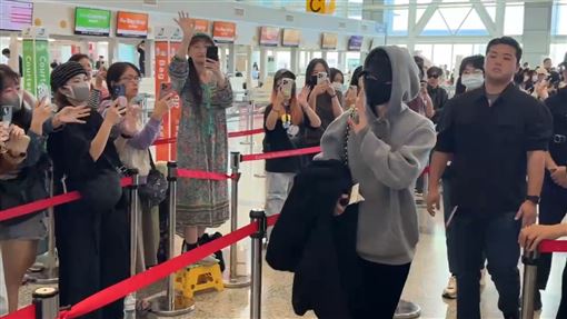 佐藤健「灰帽T仍帥翻」親切揮手粉絲暴動