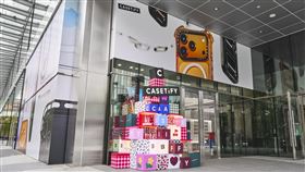 CASETiFY夢幻聖誕樹座落於台北遠東Garden City門市，繽紛色彩與獨特造型完美結合。（圖／品牌業者提供）