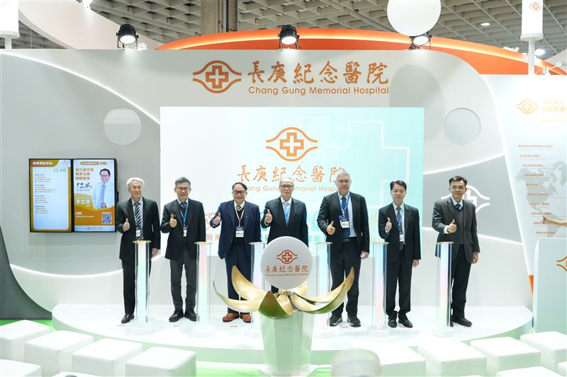 2025醫療科技展4日盛大開幕，長庚醫療體系動員全台體系醫院包括：台北長庚、林口長庚、基隆長庚、高雄長庚、桃園長庚、嘉義長庚、雲林長庚，及委託興建經營的高雄市立鳳山醫院和新北市立土城醫院、仁愛長庚合作聯盟醫院、醫療合作的高雄市立大同醫院，並結合長庚醫學科技公司共同參展。展區規劃為「卓越醫療」、「創新研發」、「智能科技」與「公益榮耀」四大專區，以完整呈現長庚近年來全方位成果與驚人量能，是最具規模與受（圖／長庚醫院提供）