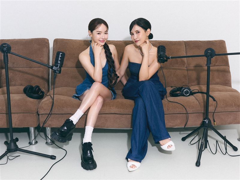 陳又榕與黃小米在錄音室默契十足。(圖/陳又榕、黃小米提供)