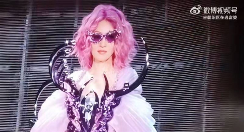 本尊張韶涵也在台上。(圖/翻攝自微博)